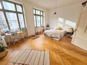 VERMIETET! 3 große Zimmer + Wohnküche + Balkon- top saniert – Mitten im Leben – Altbaucharme pur!