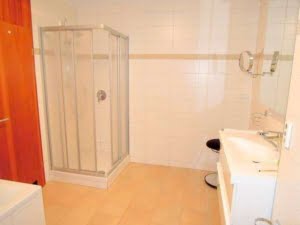 VERMIETET! sonnige 4,5 Zimmer mit Balkon – Parkett + Schwimmbad/Sauna im Haus – Niederad