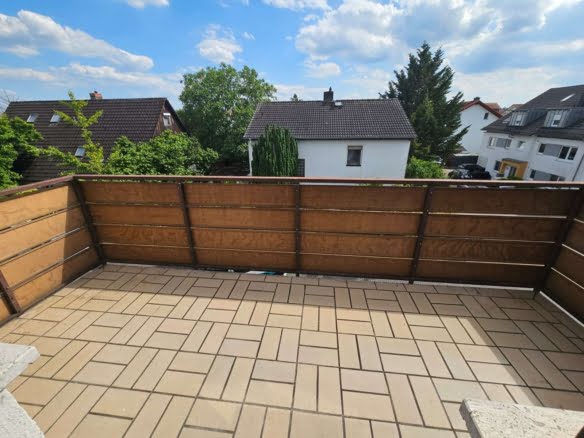 VERMIETET! Einzugsbereit! Große 3,5 Zimmerwohnung mit Balkon plus Garage – top Lage Rumpenheim