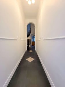 VERMIETET! 3 große Zimmer + Wohnküche + Balkon- top saniert – Mitten im Leben – Altbaucharme pur!