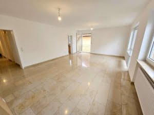 VERMIETET! Komplett renoviert in 2023! Große 3 Zimmerwohnung mit 2 Bädern + Balkon und inkl. Gartennutzung – Niederrad
