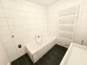 VERKAUFT! Große 4 Zimmer Terrassenwohnung + 2 Bäder + EBK + Kamin + Keller + Garage –