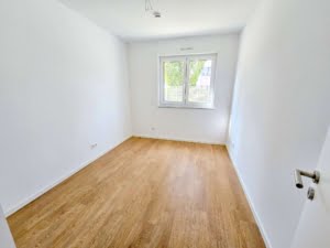 VERMIETET! Nagelneu + richtig schick : 3-Zimmerwohnung mit Balkon – ruhig in Offenbach-Ost