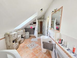 VERMIETET! Sehr großzügige 3-Zimmer Maisonette mit 2 Balkonen + TG-Platz – Top Lage Sachsenhausen
