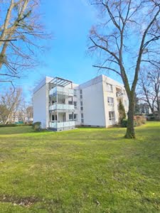 VERMIETET! Gemütliche 3 Zimmerwohnung mit großem Balkon in gepflegter Grünanlage in Bad Homburg