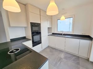 VERKAUFT! Stylische 3 -Zimmer Maisonette mit großem Balkon + Luxusküche + 2 TG-Plätze – Hofheim