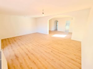 VERMIETET! Für die Familie! Neu sanierte 5 Zimmerwhg. + Terrrasse + Garten + Garage in Steinbach