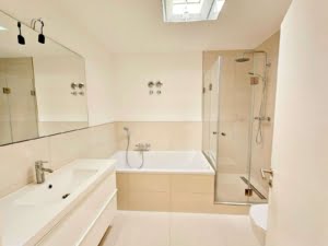 VERMIETET! Erstbezug nach Sanierung! Sonnige 4 Zimmerwohnung mit Balkon + Weitblick – Kriftel