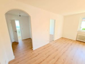VERMIETET! Für die Familie! Neu sanierte 5 Zimmerwhg. + Terrrasse + Garten + Garage in Steinbach