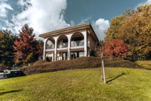 VERKAUFT! Prachtvolle Villa mit Schwimmbad und Parkgrundstück mit Teich – Hollywood-Feeling im Rheingau!