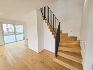 VERKAUFT! Stylische 3 -Zimmer Maisonette mit großem Balkon + Luxusküche + 2 TG-Plätze – Hofheim
