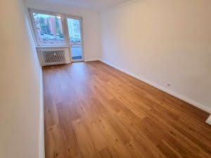 VERMIETET! Großzügige 3 Zimmerwohnung mit Südbalkon inkl EBK – zentral in Sachsenhausen