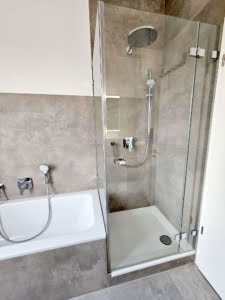 VERKAUFT! Stylische 3 -Zimmer Maisonette mit großem Balkon + Luxusküche + 2 TG-Plätze – Hofheim