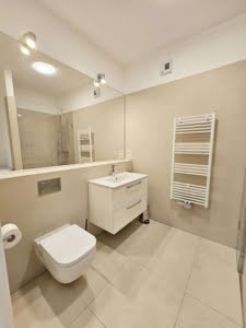 VERMIETET! Neubau 2020 – Ab 15.10.24 schick möbliertes 1-Zimmer Apt mit Balkon & Parkettboden- zentrOstend Lage