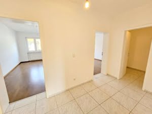 VERKAUFT! Große 4 Zimmer Terrassenwohnung + 2 Bäder + EBK + Kamin + Keller + Garage –