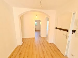VERMIETET! Für die Familie! Neu sanierte 5 Zimmerwhg. + Terrrasse + Garten + Garage in Steinbach
