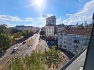 VERMIETET! Altbaucharme Pur + ganz oben! Sonnige 3-Zimmer Altbau Wohnung – zentral in Sachsenhausen