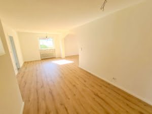 VERMIETET! Für die Familie! Neu sanierte 5 Zimmerwhg. + Terrrasse + Garten + Garage in Steinbach