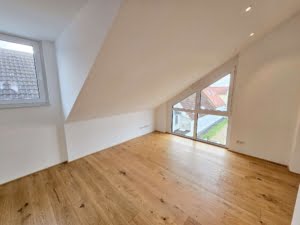 VERKAUFT! Stylische 3 -Zimmer Maisonette mit großem Balkon + Luxusküche + 2 TG-Plätze – Hofheim