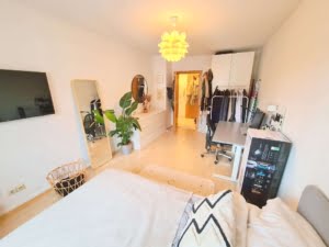 VERMIETET! Beste Lage direkt am Schweizer Platz! Gemütliche 2 Zimmerwohnung mit EBK im 4. OG