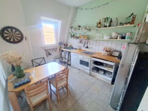 VERMIETET! Altbaucharme Pur + ganz oben! Sonnige 3-Zimmer Altbau Wohnung – zentral in Sachsenhausen