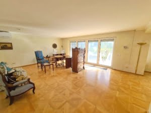 VERMIETET!Perfekte Lage am Berger Hang! 6 Zimmer + 2 Bäder auf 2 Etagen mit eigenem Garten + Teich!