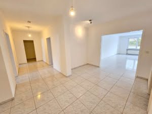VERKAUFT! Große 4 Zimmer Terrassenwohnung + 2 Bäder + EBK + Kamin + Keller + Garage –