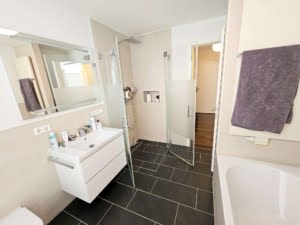 VERMIETET! -Privatstraße Sachsenhausen: Attraktive 3-Zimmer-Wohnung mit großem Balkon + TG