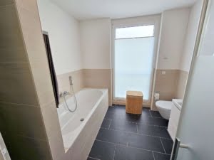 VERMIETET! -Privatstraße Sachsenhausen: Attraktive 3-Zimmer-Wohnung mit großem Balkon + TG