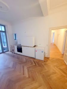 VERMIETET! 3 große Zimmer + Wohnküche + Balkon- top saniert – Mitten im Leben – Altbaucharme pur!