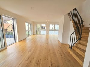 VERKAUFT! Stylische 3 -Zimmer Maisonette mit großem Balkon + Luxusküche + 2 TG-Plätze – Hofheim