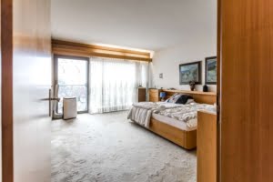 VERKAUFT! Prachtvolle Villa mit Schwimmbad und Parkgrundstück mit Teich – Hollywood-Feeling im Rheingau!
