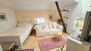 VERMIETET! Altbaucharme.: Gemütliches 1 Zimmer Apt. im DG + Wohnküche – zentral im Ostend