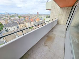 VERMIETET! Bester Skylineblick inkl. +Pool+Sauna im Haus! Schicke 3 Zimmer Wohnung mit Balkon –