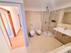 VERMIETET! Bester Skylineblick inkl. +Pool+Sauna im Haus! Schicke 3 Zimmer Wohnung mit Balkon –