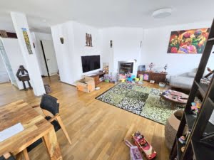 VERMIETET! Sehr großzügige 3-Zimmer Maisonette mit 2 Balkonen + TG-Platz – Top Lage Sachsenhausen
