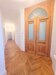 VERMIETET! 3 große Zimmer + Wohnküche + Balkon- top saniert – Mitten im Leben – Altbaucharme pur!