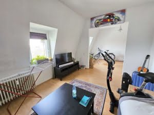 VERMIETET! Altbaucharme Pur + ganz oben! Sonnige 2-Zimmer Altbau Wohnung – zentral in Sachsenhausen