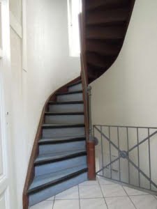 VERMIETET! Altbaucharme pur.: Gemütliches 1 Zimmer Apartment im DG + Wohnküche – zentral im Ostend
