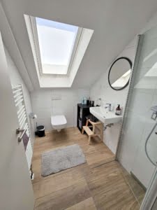 VERMIETET! Schicke 4 Zimmer Dachgeschosswohnung + 2 Balkone + 2 Bäder + Fußbodenheizung -ruhig + zentral in Rödelheim
