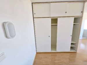 VERMIETET! WOW! TOP SKYLINEBLICK + POOL+SAUNA im Haus! Großes 1 Zimmer Apt. mit Balkon. –