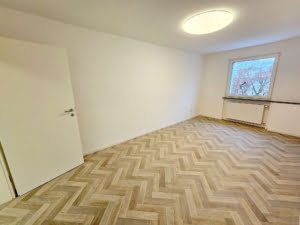 VERMIETET! Top Nordendlage! Auch WG- geeignet! Nagelneu sanierte 4 Zimmerwohnung im 5. OG
