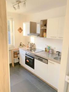 VERMIETET!2021 neu saniert! Toplage : Großes, sonniges 1 Zimmer Apt. mit Balkon + sep. Küche mit EBK