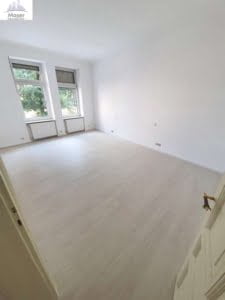VERMIETET! Altbaucharme pur! 3 Zimmer, Wohnküche, 2 Balkone + neuer Boden -Berger Str
