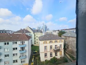 VERMIETET! Altbaucharme Pur + ganz oben! Sonnige 2-Zimmer Altbau Wohnung – zentral in Sachsenhausen