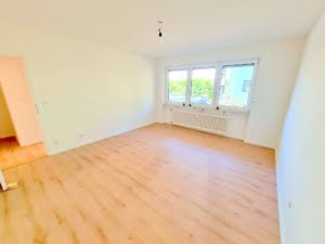 VERMIETET! Für die Familie! Neu sanierte 5 Zimmerwhg. + Terrrasse + Garten + Garage in Steinbach