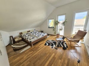 VERMIETET! Sehr großzügige 3-Zimmer Maisonette mit 2 Balkonen + TG-Platz – Top Lage Sachsenhausen