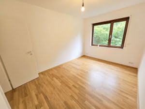 VERMIETET! Großzügige 4 Zimmer + 2 Balkone + Keller + TG-Platz -Schwimmbad/Sauna im Haus!