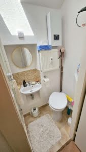 VERMIETET! Altbaucharme pur.: Gemütliches 1 Zimmer Apartment im DG + Wohnküche – zentral im Ostend