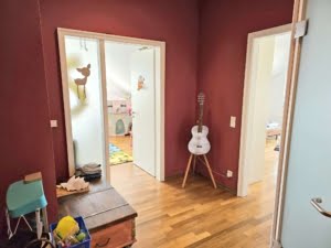 VERMIETET! Sehr großzügige 3-Zimmer Maisonette mit 2 Balkonen + TG-Platz – Top Lage Sachsenhausen